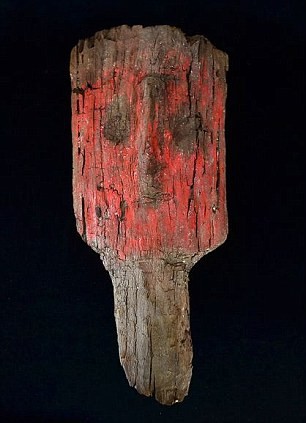 Mặt nạ gỗ được tìm thấy trong ngôi mộ cổ.