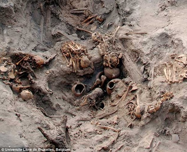 Ngoài số trẻ em trên, các nhà khảo cổ học còn tìm thấy 70 bộ xương và xác ướp người khác. Tất cả đều được đặt nằm ở tư thế của một bào thai.