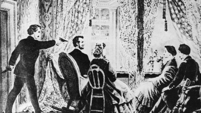 Kẻ sát nhân bắn vào đầu Tổng thống Lincoln từ phía sau tại nhà hát.