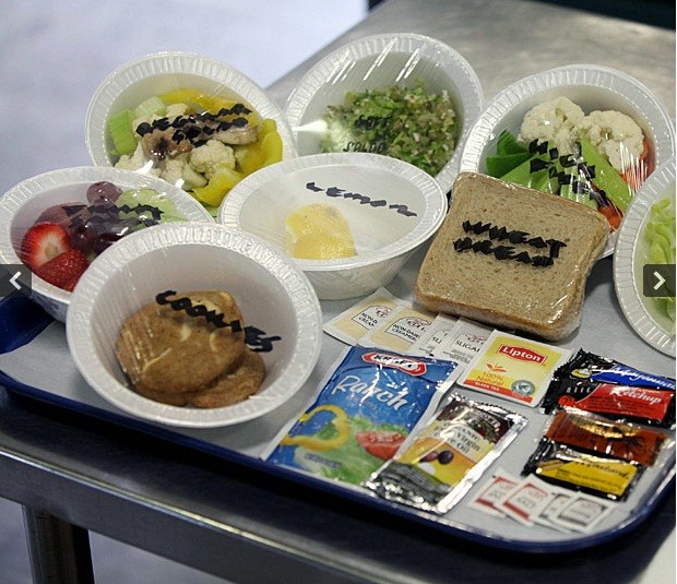 Mẫu thức ăn dành cho các tù nhân bên trong nhà tù Guantanamo.