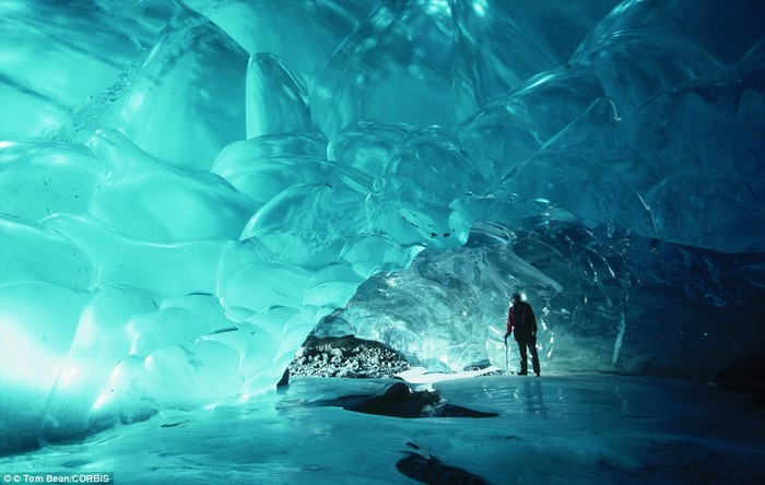 Một nhà thám hiểm đang ngỡ ngàng nhìn hang động được hình thành dưới lòng sông băng Muir. Đây là con sông băng nổi tiếng nhất ở Alaska với chiều rộng lên tới 800m.