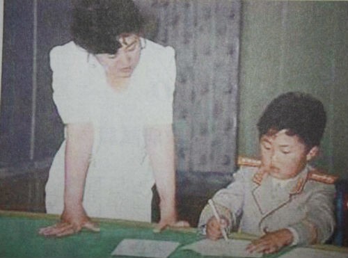 Trong đoạn băng, bà Ko Young-hui, mẹ của Kim Jong Un ngắm con trai vẽ tranh.