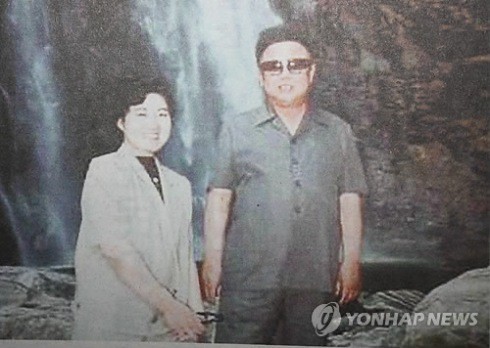 Bà Ko Yong-hui và chủ tịch Kim Jong-il khi còn sống