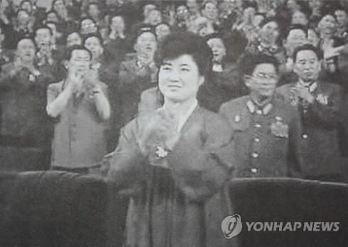 Bà Ko Yong-hui trong bộ phim tư liệu “Người mẹ của lí tưởng quân đội là thứ nhất vĩ đại”