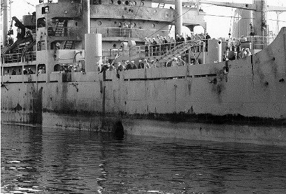 Tàu USS Liberty với nhiều lỗ thủng sau cuộc tấn công của quân đội Israel.
