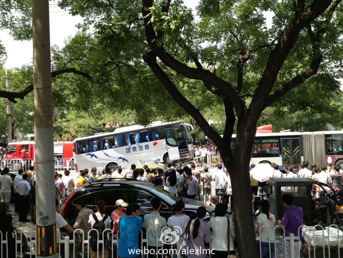 Người dân tụ tập xem vụ tai nạn hi hữu tại Bắc Kinh.