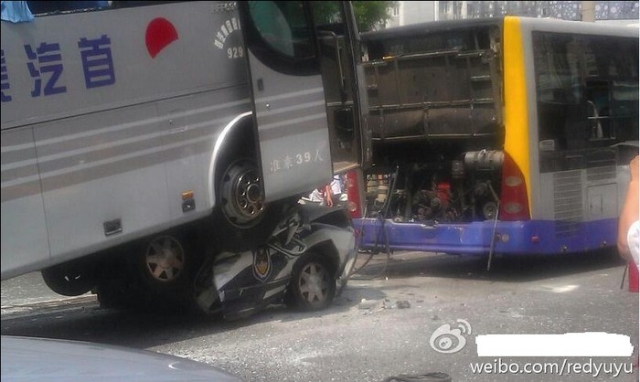 Một xe bus khác bị đâm từ phía sau bởi chiếc xe bus chở 39 người.