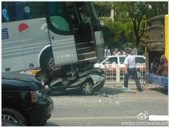 Chiến xe cảnh sát cuộc tròn bên dưới chiếc xe bus gây tai nạn.