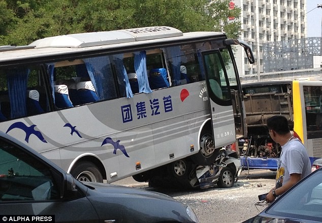 Theo các nhân chứng, chiếc xe bus gây tai nạn còn đâm vào mặt trước và mặt sau của hai chiếc xe bus khác.