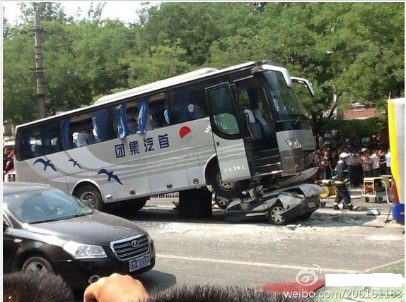 Chiếc xe bus đè lên chiếc xe cảnh sát sau vụ va chạm.
