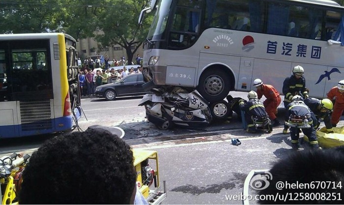 Hành khách trên chiếc xe bus 39 chỗ ngồi đã đập vỡ cửa sổ để thoát ra ngoài sau sự cố.