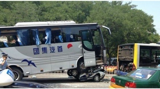 Vụ tai nạn kinh hoàng xảy ra khi lái xe bus đang chở nhóm tình nguyện viên này tới khu nghỉ mát có tên là Xiedao.