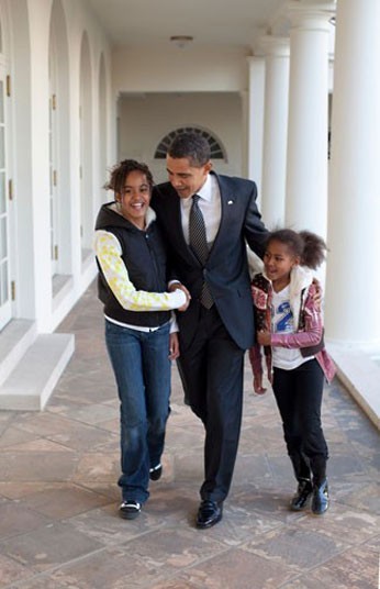 Theo bà Obama, dù bận rộn đến mấy, Tổng thống luôn luôn dành thời gian để chơi với các cô con gái.
