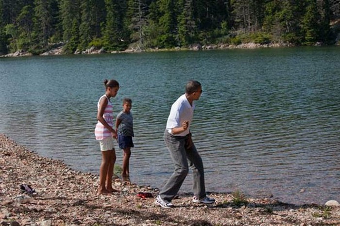 Tổng thống Obama dạy 2 cô con gái ném đá