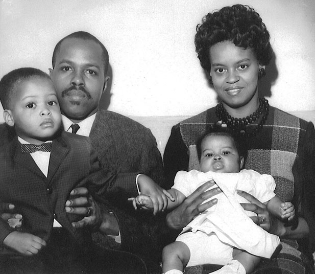 Một bức ảnh hiếm hoi của gia đình bà Obama khi bà còn nhỏ được công bố trước "Ngày của bố" để vinh danh cha đẻ của mình. Bà viết: "Tôi may mắn khi có hai người đàn ông tuyệt vời trong đời là chồng và cha của tôi, ông Fraser Robinson."