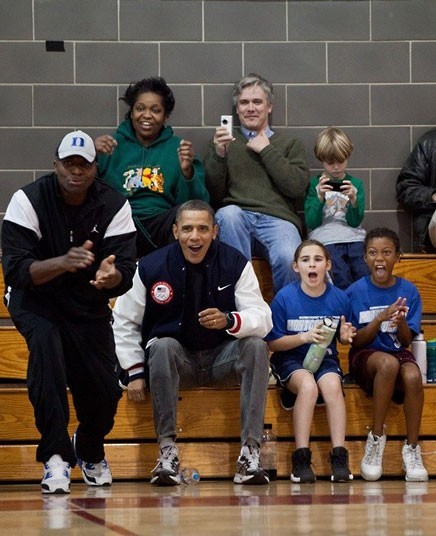 "Barack biết chơi bóng rổ và là một huấn luyện viên tuyệt vời cho các con gái của chúng tôi." - bà Obama chú thích cho bức ảnh.