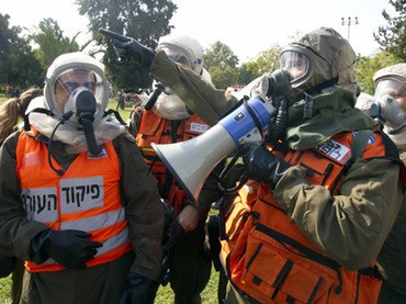 Binh sĩ Israel tham gia diễn tập mô phỏng tình huống bị tấn công bằng tên lửa tại Tel Aviv tháng 11/2012.