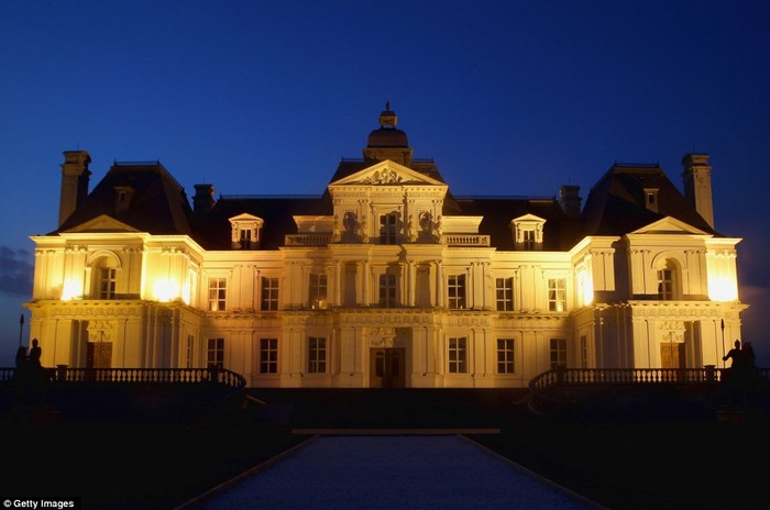 Zhang Laffitte Chateau được thắp sáng trong đêm.