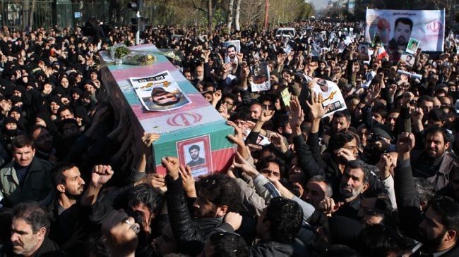 Người dân Iran đưa tiễn nhà khoa học hạt nhân Mostafa Ahmadi Roshan trong đám tang của ông bên ngoài Đại học Tehran, Iran, ngày 13 tháng 1 năm 2012.