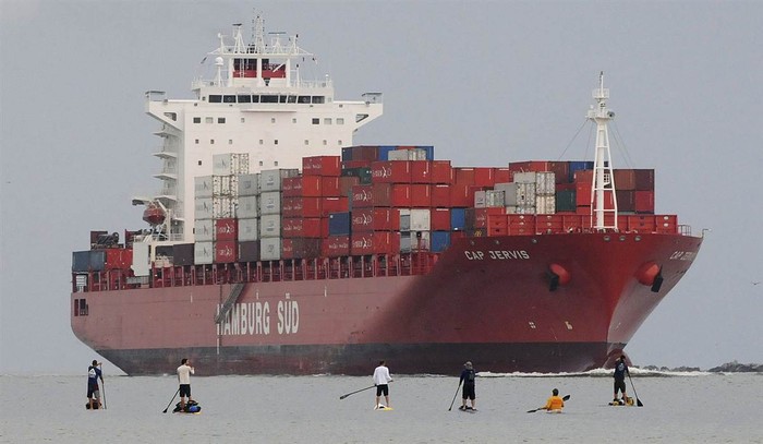 Tàu CAP Jervis chở đầy container chuẩn bị cập cảng St. Johns River ở Jacksonville, Florida ngày 12/6.