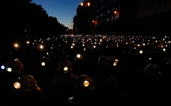 Thợ mỏ thắp đèn biểu tình tại Leon, Tây Ban Nha, ngày 12 tháng 6. Thợ mỏ khai thác than đá ở Tây Ban Nha đã tổ chức một cuộc đình công toàn quốc nhằm phản đối cắt giảm trợ cấp từ 300 triệu euro xuống còn 110 triệu euro.