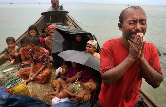 Một người đàn ông đạo Hồi chạy trốn bạo lực tôn giáo ở Myanmar đang cầu xin khi chiếc thuyền chở ông và nhiều phụ nữ, trẻ em bị chặn bởi nhân viên kiếm soát biên giới của Bangladesh ở Taknaf, Bangladesh, ngày 13 tháng 6.