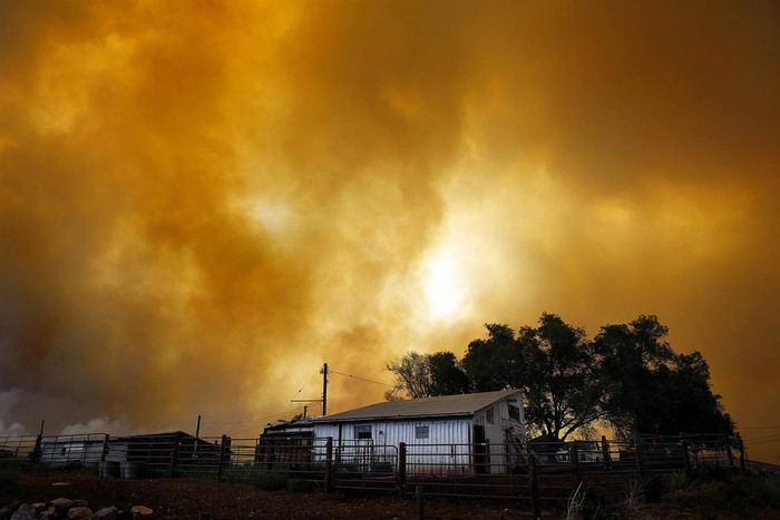Khói từ đám cháy rừng lớn tại Laporte, Colorado, Mỹ ngày 10/6.