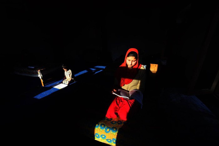Một bé gái mồ côi người Kashmiri đọc sách trong phòng tại trại trẻ mồ côi Gulshan-E-Bannat ở Gopal Pora, gần Srinagar, thủ phủ mùa hè của Kashmir, Ấn Độ, ngày 17 tháng 5. Theo một cuộc khảo sát của tổ chức phi chính phủ "Save the Children", có hơn 200.000 trẻ mồ côi đang sống tại Jammu và Kashmir. 37% trong số đó đã bị mất cha hoặc mẹ hoặc cả hai do cuộc xung đột vũ trang kéo dài 20 năm qua tại khu vực này.