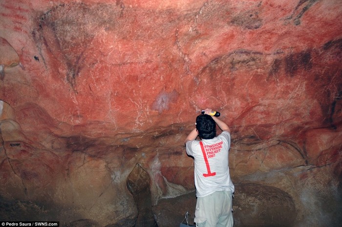 Tiến sĩ Alistair Pike tách lớp vỏ canxi trong hành lang bên trong hang động El Castillo