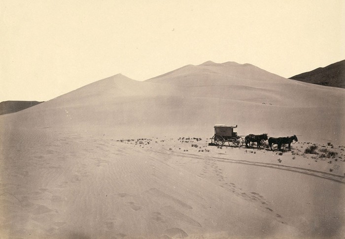 Chiếc xe kéo của Timothy O'Sullivan trên sa mạc Nevada năm 1867.