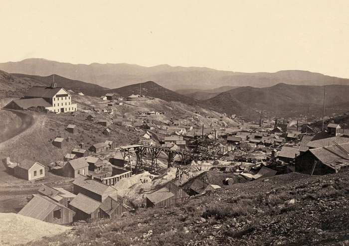 Thị trấn khai thác vàng Hill ở phía nam thành phố Virginia, Nevada năm 1867.