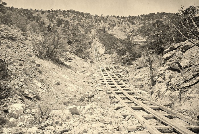 Đường ray gỗ dùng để phục vụ khai thác vàng tại Pahranagat, Nevada vào năm 1871.