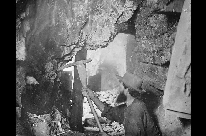 Mỏ "Gould & Curry" tại thành phố Virginia, Nevada năm 1867.