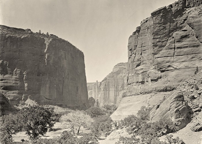 Vách núi cao 360m tại hẻm Canyon de Chelly, Arizona năm 1873.