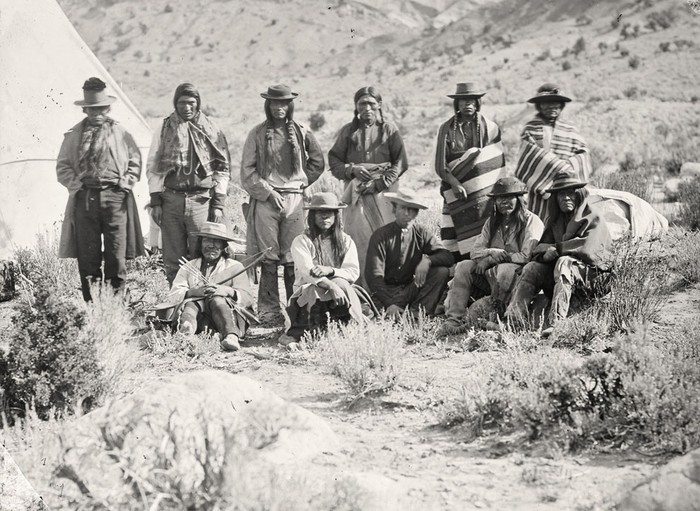 Một nhóm người Pah-Ute (người châu Mỹ bản địa) gần Cedar, Utah năm 1872.
