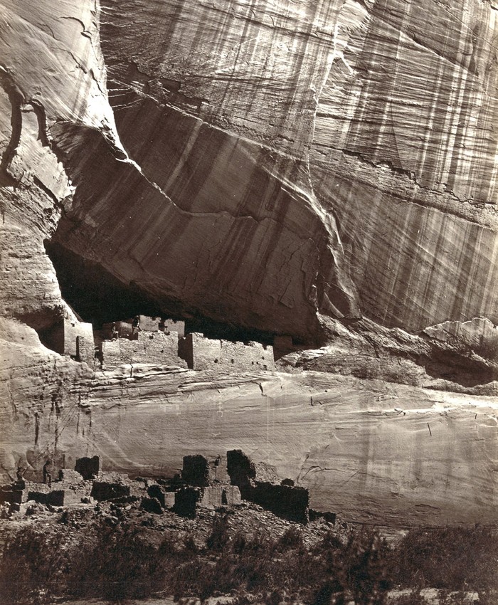 Tàn tích của người Anasazi tại Canyon de Chelly, Arizona, vào năm 1873. Những ngôi nhà này được xây dựng trước đó 500 năm.