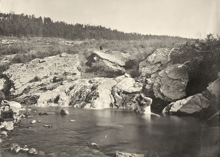 Một người đàn ông tắm tại Pagosa Hot Spring, Colorado, vào năm 1874.