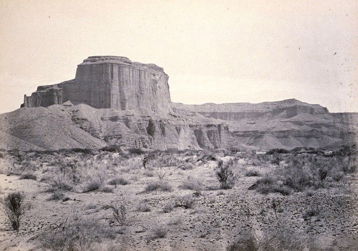 Dãy Cathedral Mesa, sông Colorado, Arizona, năm 1871.
