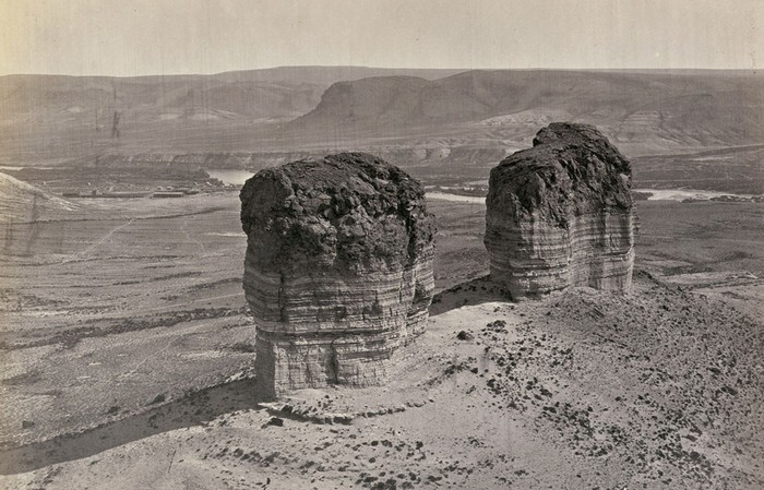 Hai chỏm núi song sinh ở gần thành phố Green River, Wyoming năm 1872.