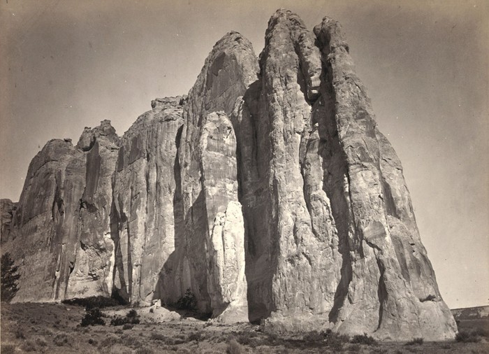 Phía nam của núi Inscription Rock (El Morro National Monument), tại New Mexico vào năm 1873.