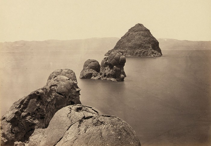 Hai tảng đá Pyramid và Domes trong hồ Pyramid, Nevada năm 1867.