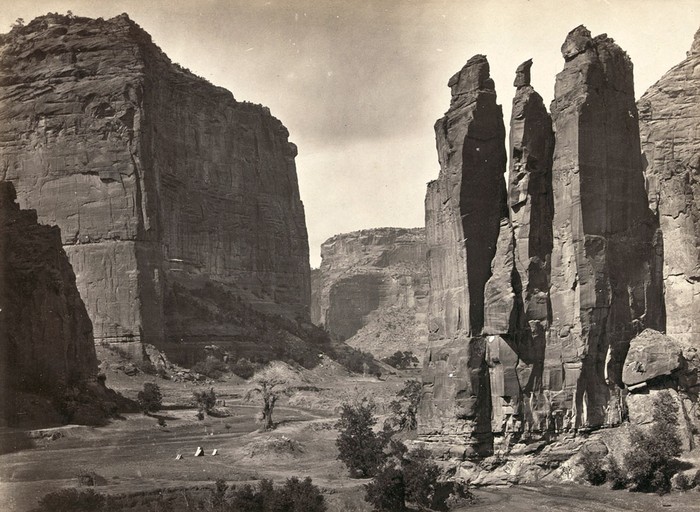 Hẻm Canyon de Chelly, Arizona năm 1873.