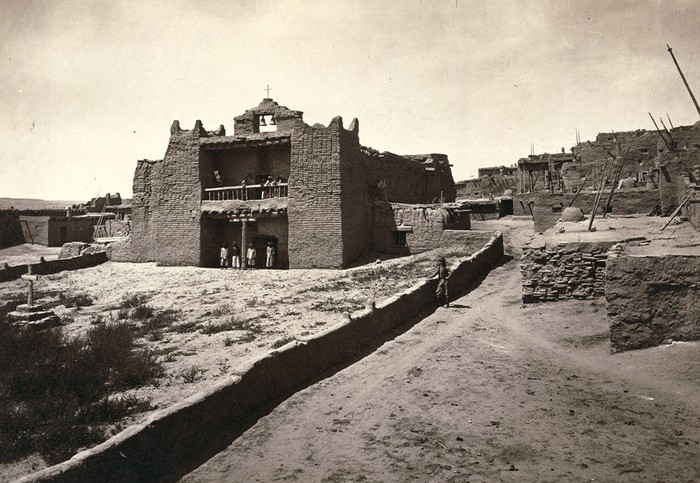 Một nhà thờ cổ ở Zuni Pueblo, New Mexico năm 1873.