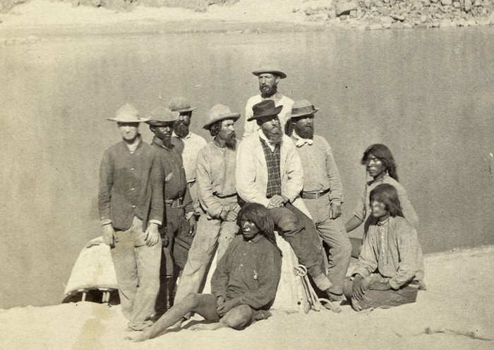 Thủy thủ đoàn tàu "Picture" cùng những người châu Mỹ bản địa tại Diamond Creek. Nhiếp ảnh gia Timothy O'Sullivan ở vị trí thứ 4 từ phải sang trái năm 1871.