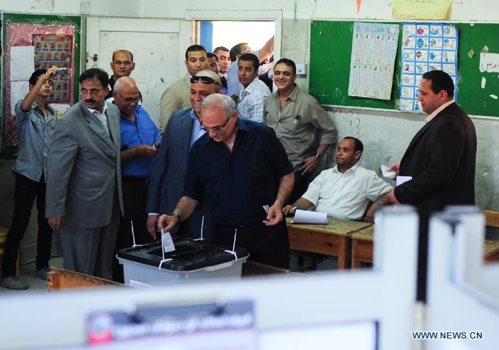 Ứng cử viên tổng thống của Ai Cập, cựu Thủ tướng Ahmed Shafiq tham gia bầu cử tại một trạm bỏ phiếu ở Cairo, Ai Cập, ngày 16/6/2012.