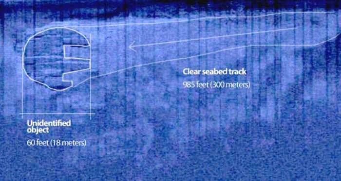 Ảnh chụp bằng sonar của UFO dưới đáy biển Baltic và dấu vết của đường mòn giống như đường băng dài 300m phía sau đuôi của nó.