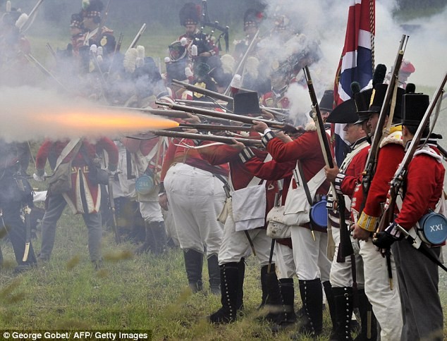 Những người tham gia tái hiện trận đánh Waterloo mặc quân phục của Anh năm 1815.