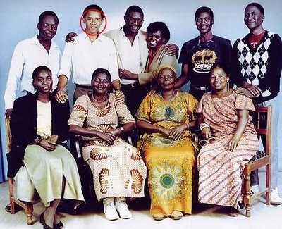 Tổng thống Obama trong chuyến thăm quê hương Kenya. Bà Sarah Hussein Onyango Obama (áo vàng, ngồi).