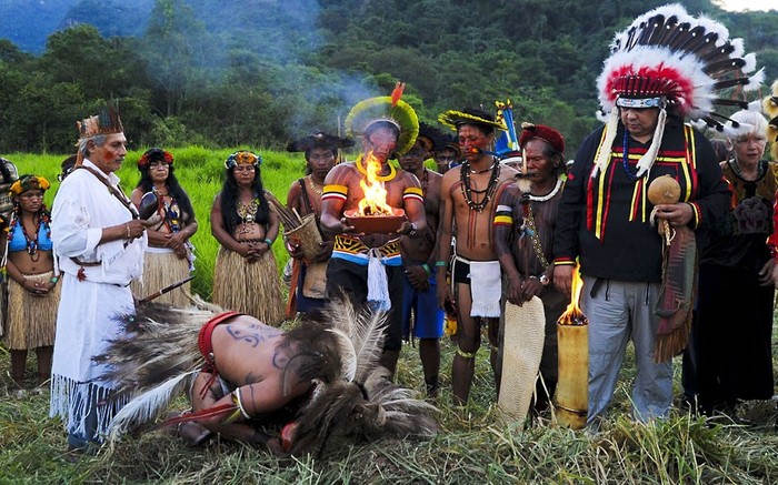 Người bản địa biểu diễn trong lễ khai mạc.