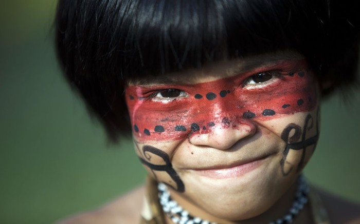 Một bé trai Guarani Kaiowa tại làng Kari-Oca